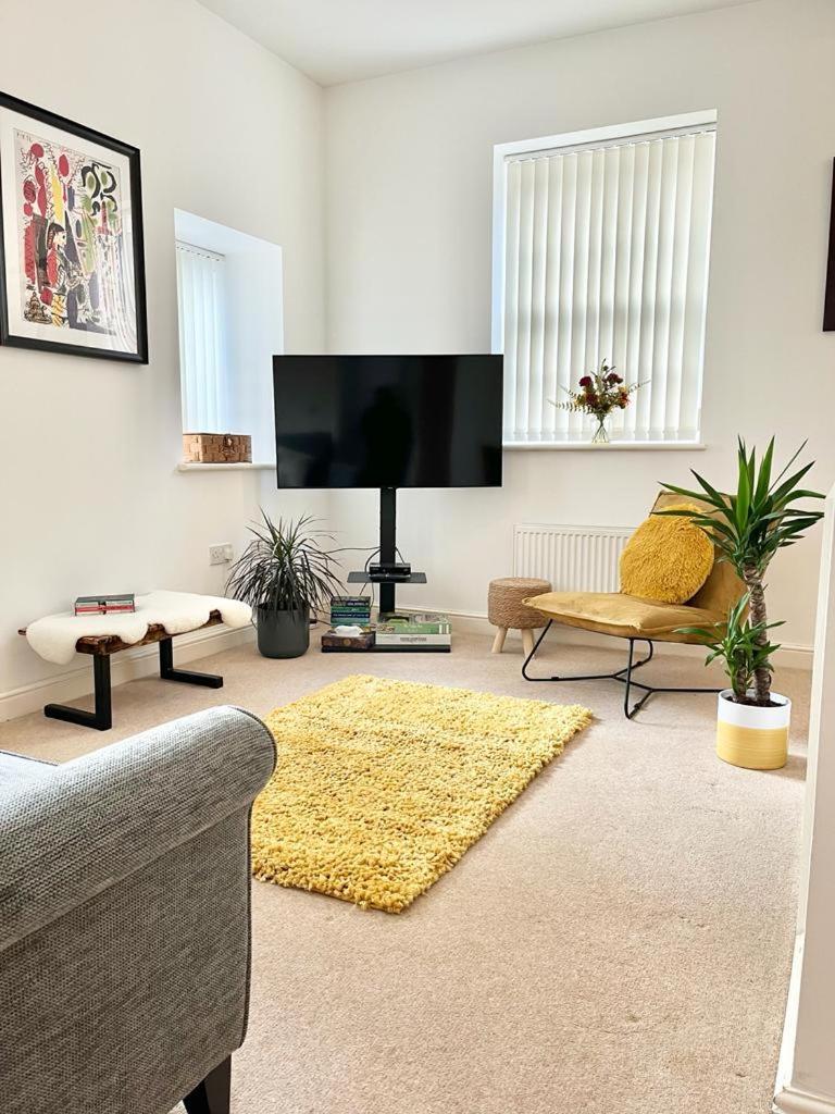 Detached Pet Friendly Cottage, 1 Parking Space Holiday home