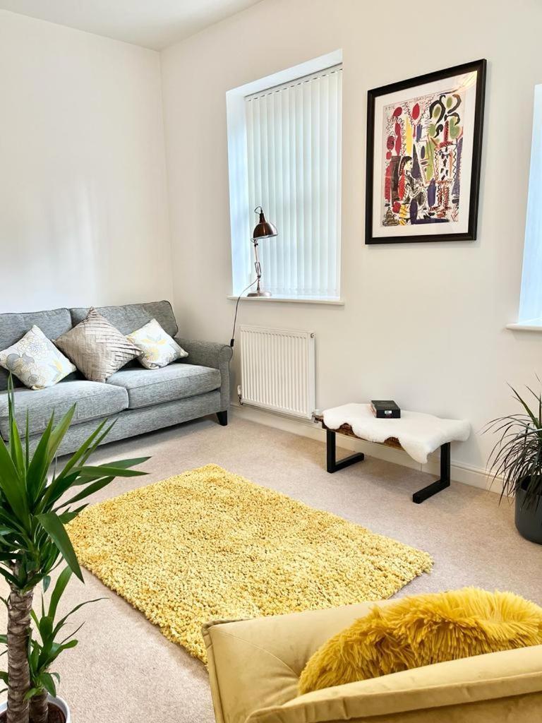 Detached Pet Friendly Cottage, 1 Parking Space Holiday home *